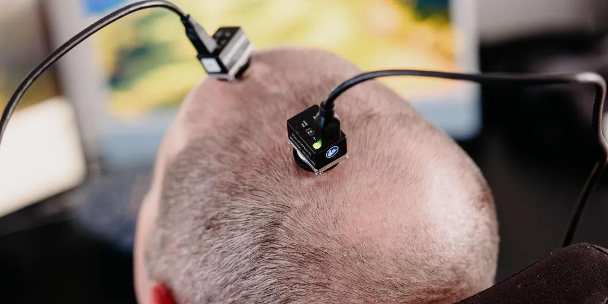 Homem com ELA se Torna o "Primeiro Power User" de Implante Cerebral que Permite Falar