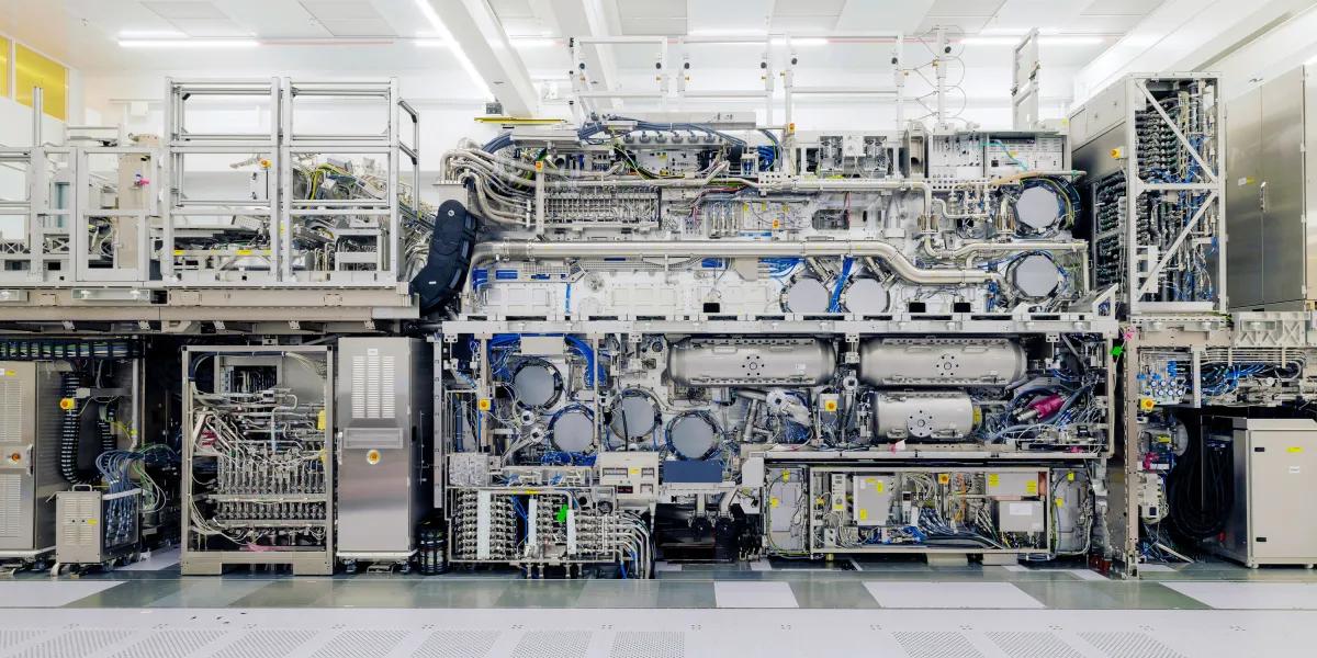 ASML e a Máquina de US$ 400 Milhões: O Futuro dos Chips e o Confronto da Anthropic com o Governo dos EUA