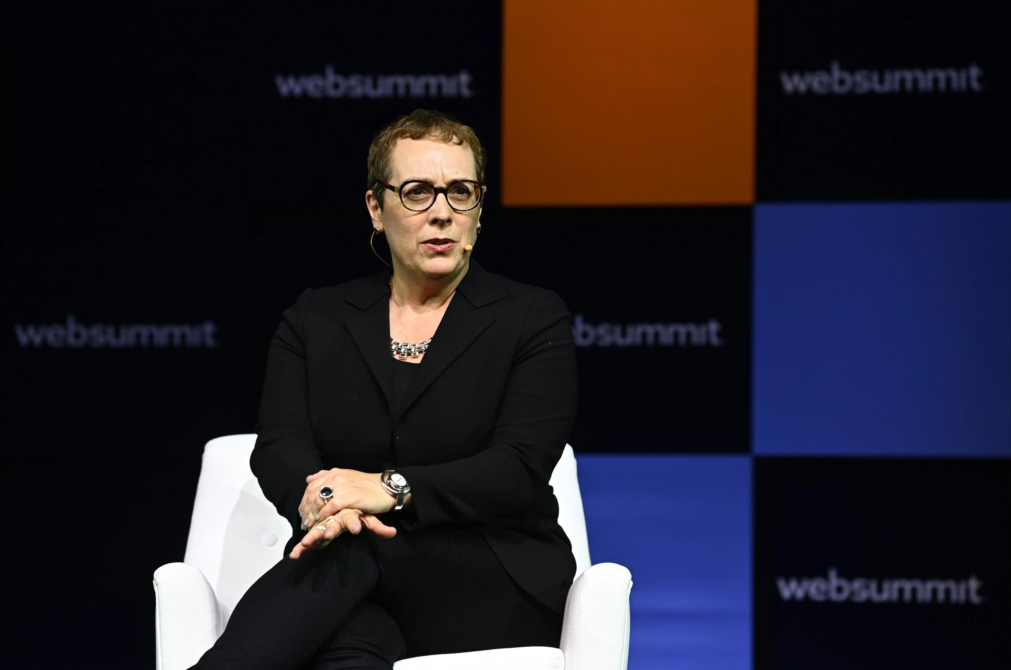 Grammarly enfrenta processo por usar identidades reais em recurso de IA sem autorização