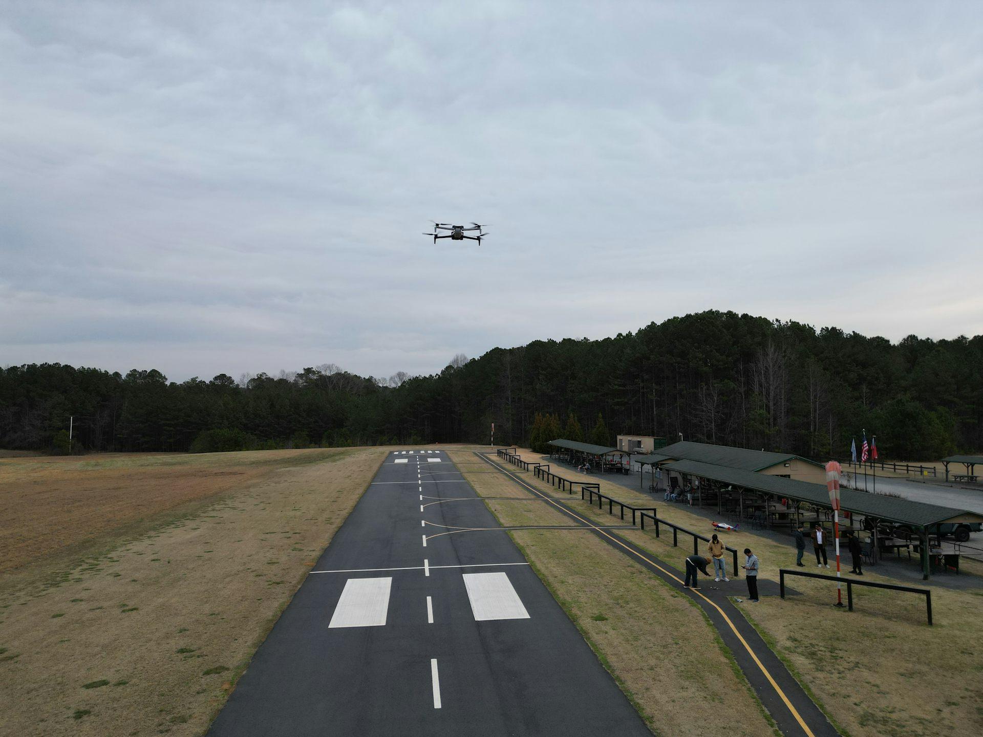 Drones com IA revolucionam buscas e salvamentos de pessoas desaparecidas na natureza