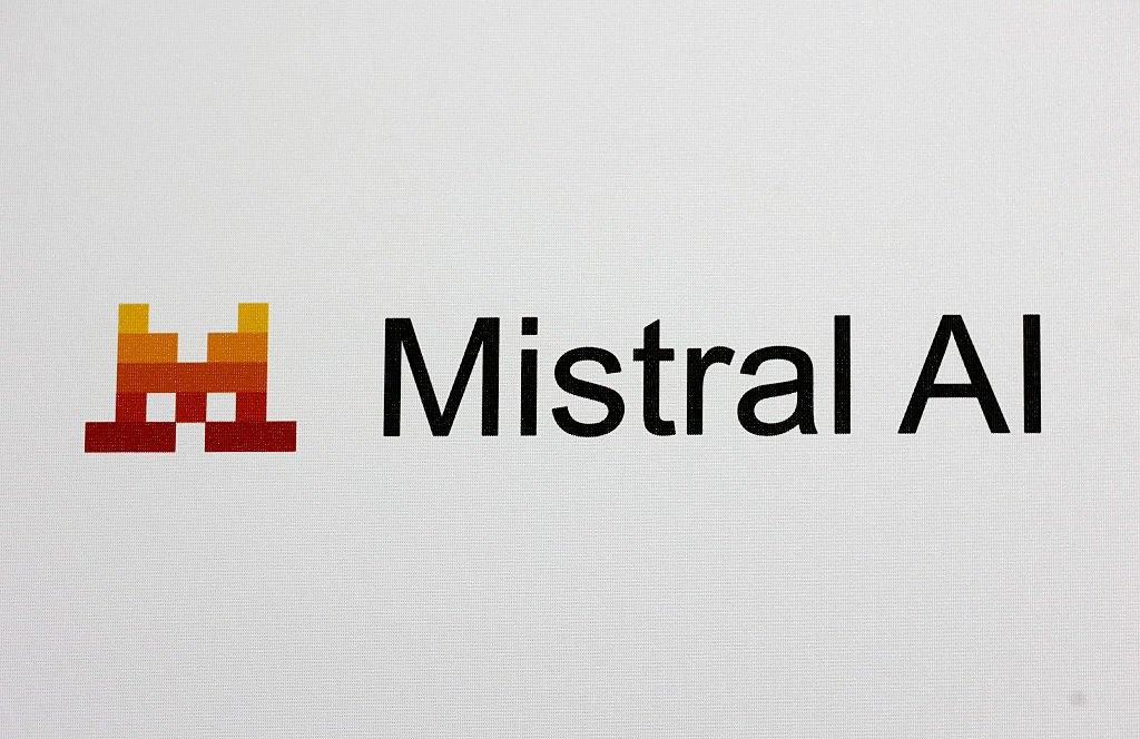 Mistral AI capta US$ 830 milhões em dívida para construir data center inovador perto de Paris