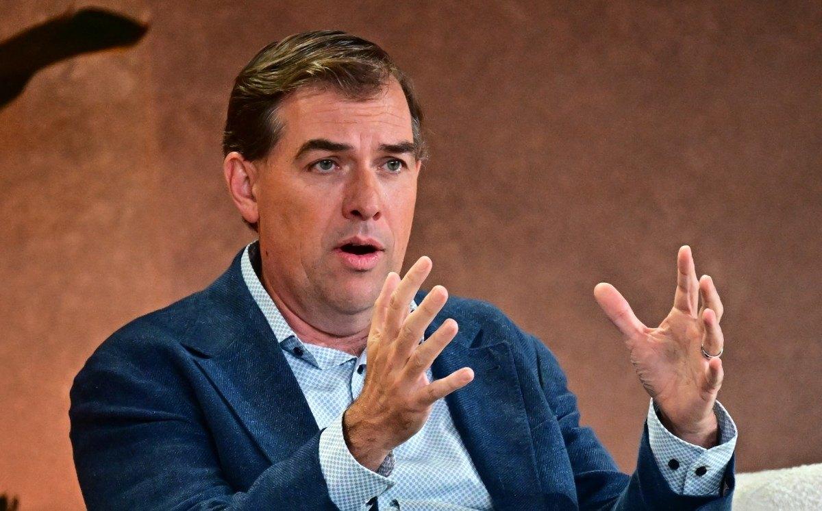 Por que a AWS investe bilhões em Anthropic e OpenAI sem conflito problemático, explica CEO