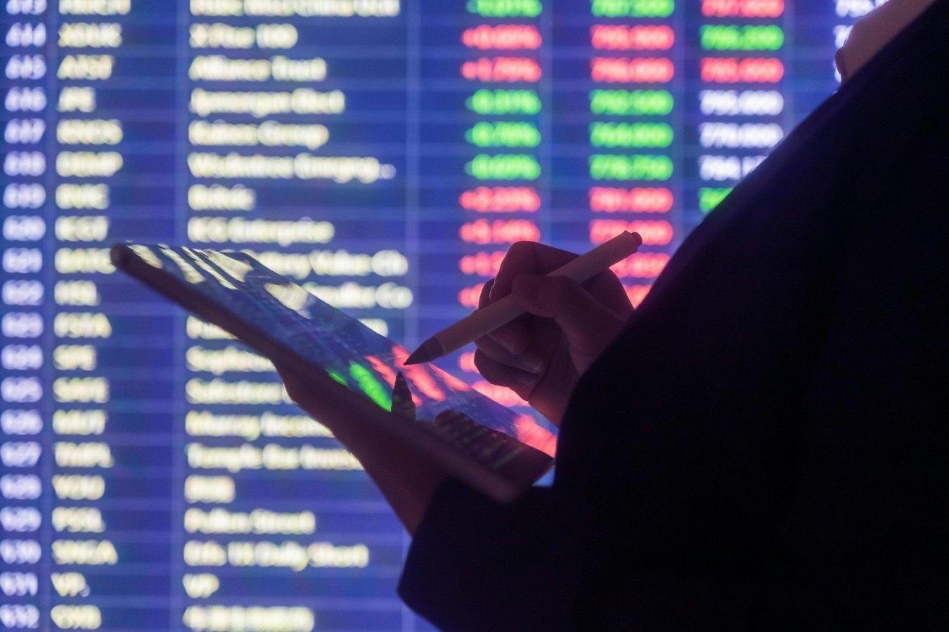 Setores mais expostos à IA apresentam crescimento simultâneo em produtividade, empregos e salários