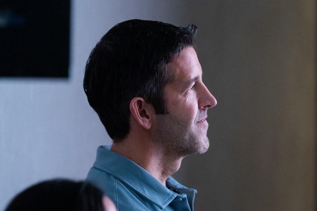 John Ternus assume a liderança da Apple em meio a desafios estratégicos e tecnológicos