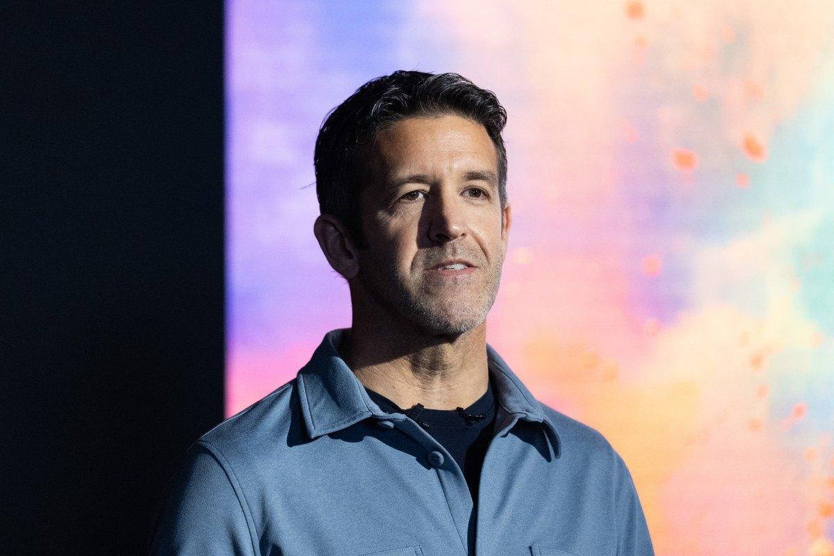 Apple sob comando de John Ternus: qual o futuro da estratégia de hardware da gigante tecnológica?