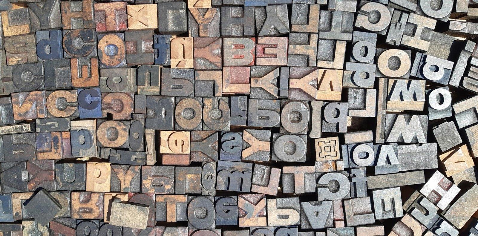 Por que conseguimos ler palavras com letras embaralhadas? O que a ciência revela além do mito da 'tipoglicemia