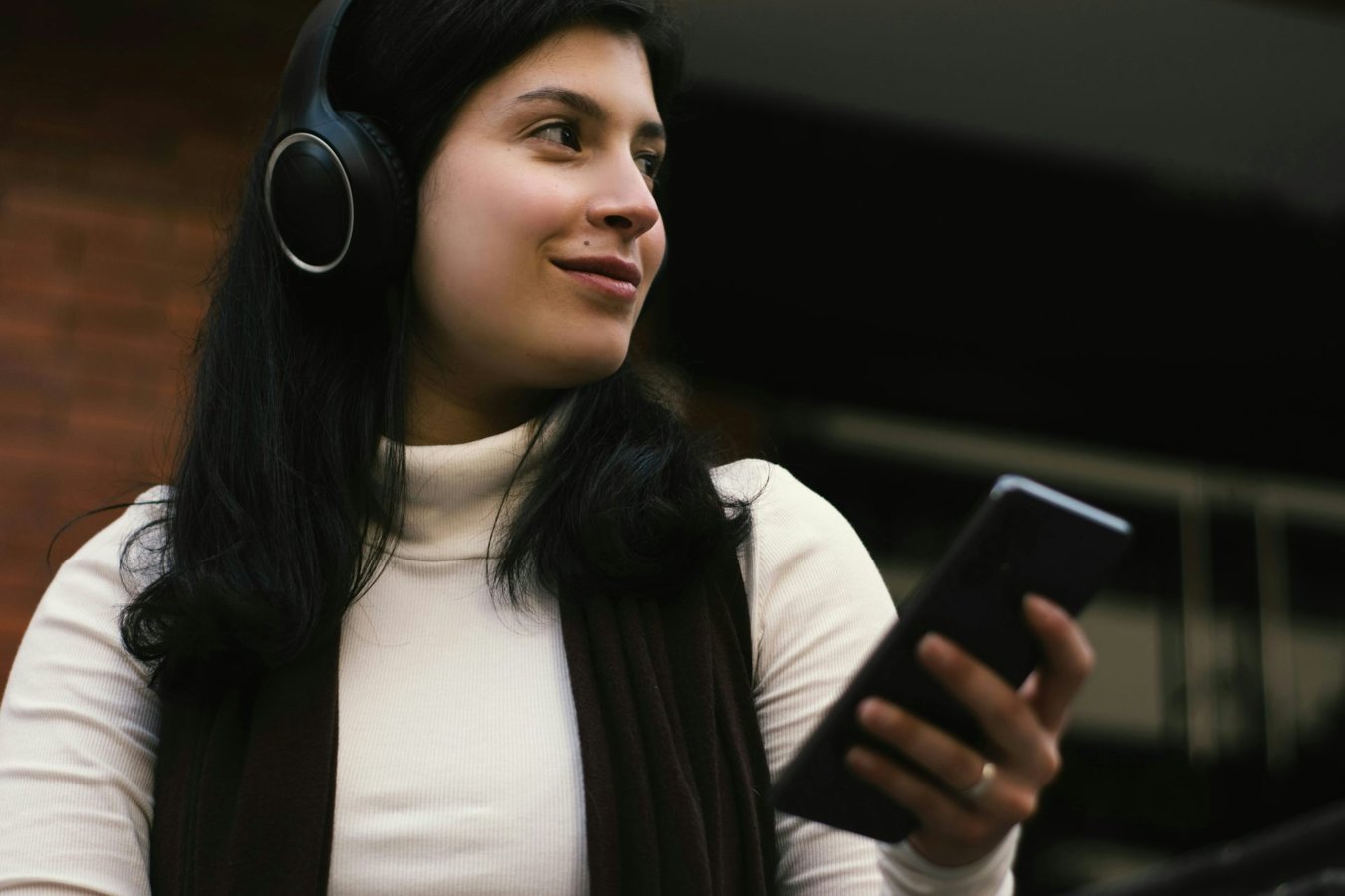 Como a Inteligência Artificial Está Revolucionando os Audiolivros: Vozes Clonadas, Pirataria e Novas Experiências