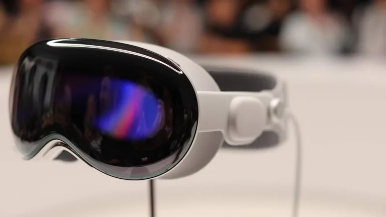 Executivo do Apple Vision Pro Deixa Empresa para Liderar Hardware na OpenAI